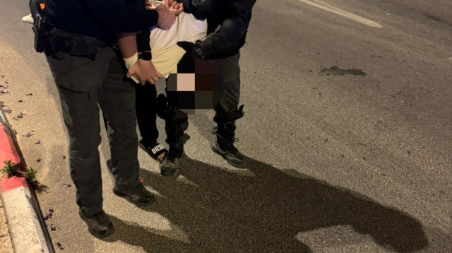 מעצר בלוד - הפר סדר באירועי יום הזיכרון לחללי צה"ל (צילום: דוברות המשטרה)