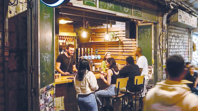 ערן מאיר בשוק מחנה יהודה בירושלים (צילום: ללא קרדיט)