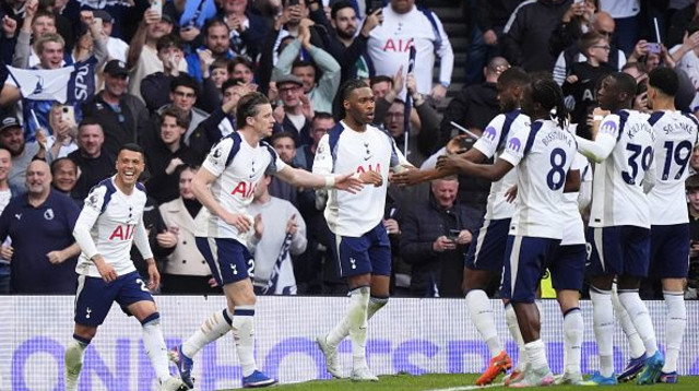 שחקני טוטנהאם חוגגים (צילום: Jordan Pettitt - PA Images)