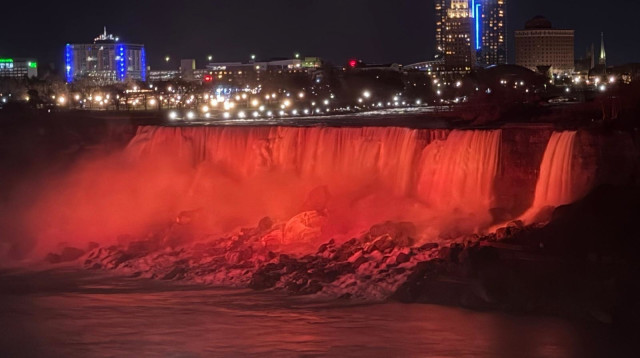 מפלי הניאגרה נצבעו בכתום לזכרם של בני משפחת ביבס ז"ל (צילום: שקד פז - המטייל אמריקה)