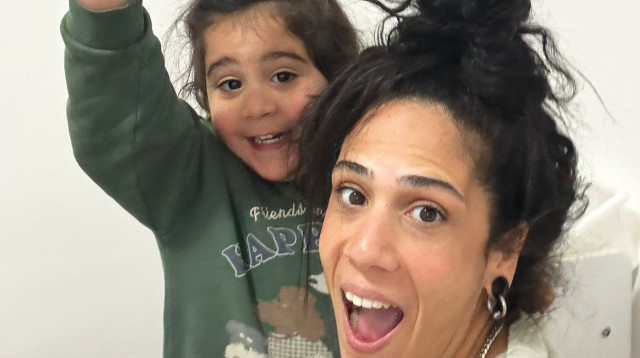 מחכים שהאזעקה תסתיים. עדי דאר אוחיון עם בנה ראם-טוב בממ"ד  (צילום: פרטי)