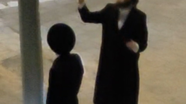 חרדים מורידים דגלי ישראל בבית שמש (צילום: רשתות חברתיות, שימוש לפי סעיף 27א' לחוק זכויות היוצרים)