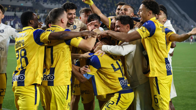 שחקני מכבי תל אביב חוגגים אחרי ניצחון בדרבי (צילום: קובי אליהו)