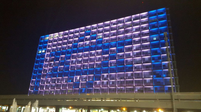 בניין העירייה מואר בדגל ישראל (צילום: גיא יחיאלי,באדיבות עיריית תל אביב-יפו)