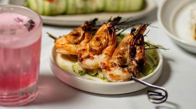 שיפוד שרימפס בויוי. שף אסף גבאי (צילום: אלון ולנסי)