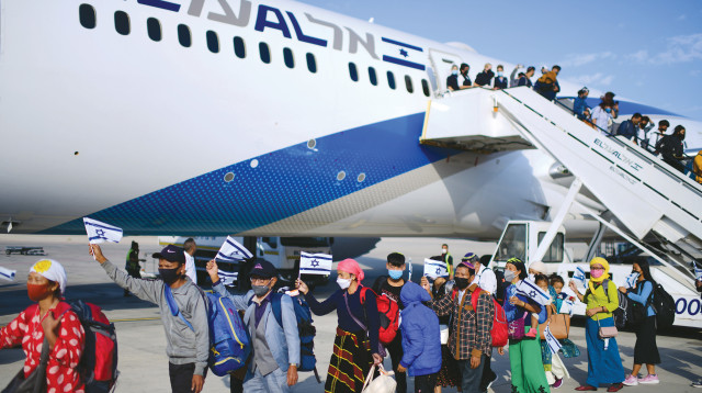 עולים חדשים יורדים מהמטוס (צילום: תומר נויברג, פלאש 90)