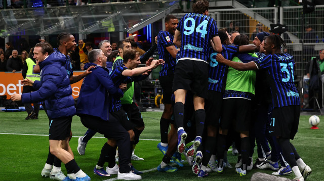 שחקני אינטר חוגגים מול קומו (צילום: GettyImages)