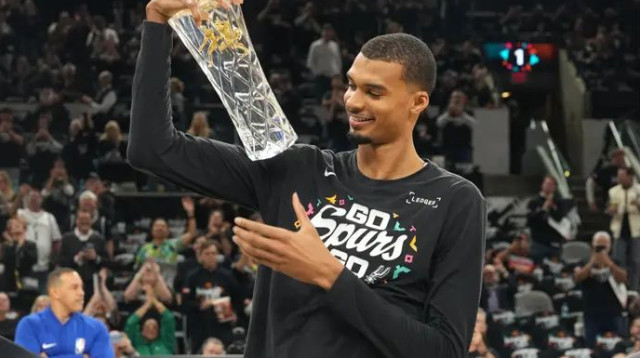 וומבי מציג את תואר שחקן ההגנה של העונה (צילום: רויטרס)