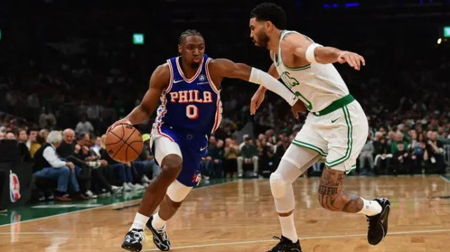 פילי לא מרימה ידיים. מקסי מול טייטום (צילום: רויטרס)