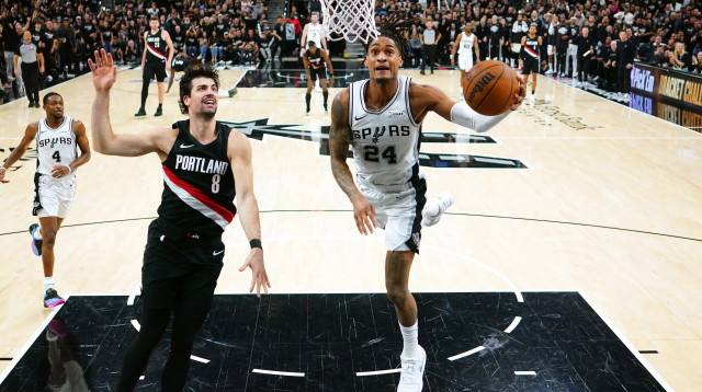 שחקן פורטלנד טריילבלייזרס דני אבדיה מול שחקן סן אנטוניו ספרס דווין ואסל (צילום: רויטרס)