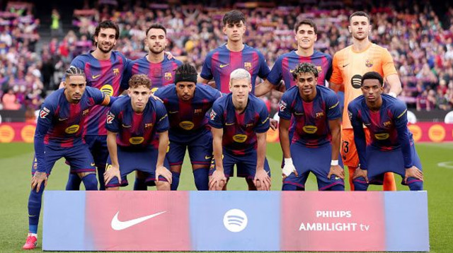 שחקני ברצלונה בתמונה קבוצתית, עונת 2025/26 (צילום: Soccrates Images)