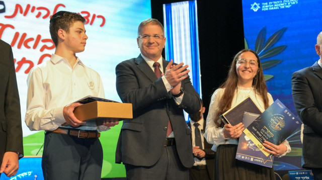 כלת חידון התנ"ך הודיה כהן וסגנה עקיבא (ג׳ק) שרייר יחד עם יואב קיש (צילום: ברונו שביט, לע"מ)