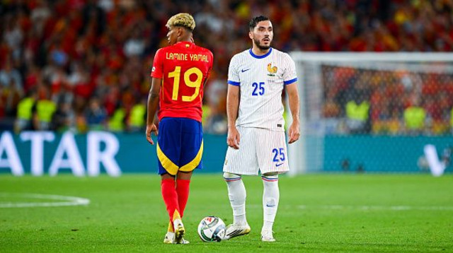 ריאן שרקי במדי נבחרת צרפת מול לאמין ימאל במדי נבחרת ספרד (צילום: Baptiste Fernandez)