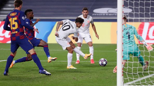 קוטיניו במדי באיירן מבקיע את השמיני מול ברצלונה 2019/20 (צילום: MANU FERNANDEZ)