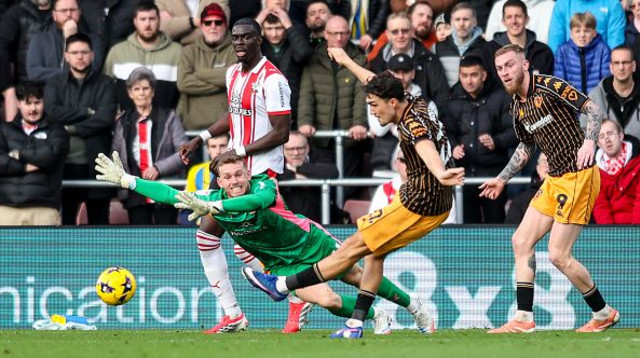 דניאל פרץ במאבק עם שחקני האל סיטי (צילום: Robin Jones)