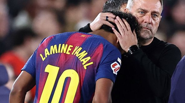 האנזי פליק מנחם את לאמין ימאל אחרי הפציעה (צילום: JOSEP LAGO)