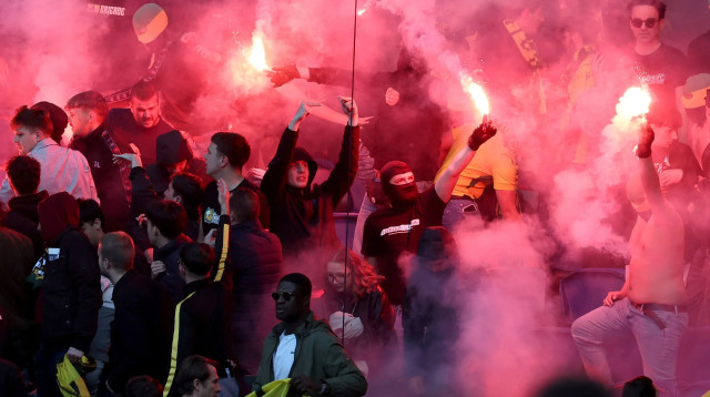 אבוקות ביציע של אוהדי נאנט (צילום: GettyImages, FRANCK FIFE/AFP)
