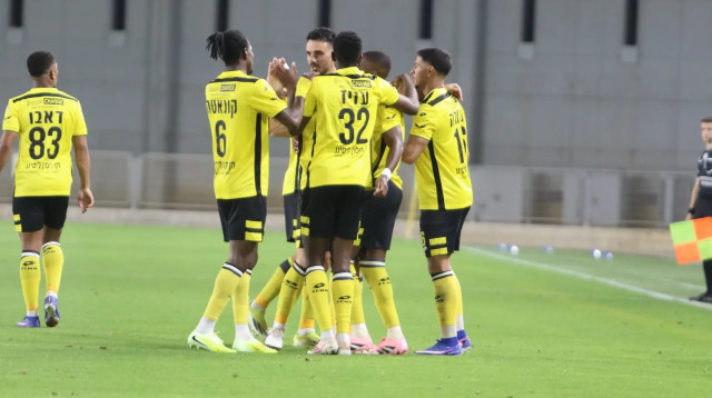 שחקני מכבי נתניה חוגגים עם איתי בן שבת (צילום: ברני ארדוב)