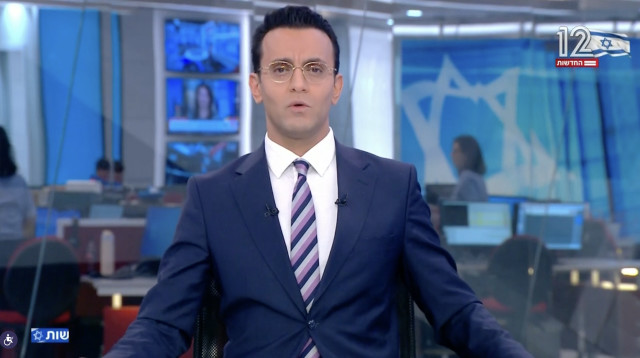 עופר חדד מגיש את המהדורה המרכזית (צילום: צילום מסך ערוץ 12)