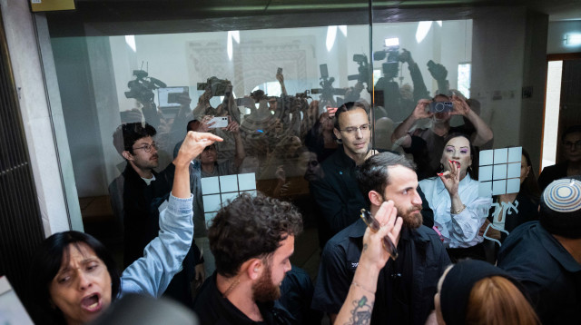 מהומות בבית המשפט העליון בדיון על הקמת ועדת חקירה (צילום: יונתן זינדל פלאש 90)