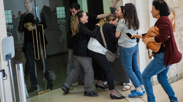 מהומות בבית המשפט העליון בדיון על הקמת ועדת חקירה (צילום: יונתן זינדל פלאש 90)