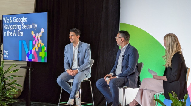 ינון קוסטיקה, מייסד שותף וסמנכ"ל מוצר של Wiz, ופרנסיס דה-סוזה, COO ונשיא מוצרי אבטחה של Google Cloud (צילום: Google Cloud)