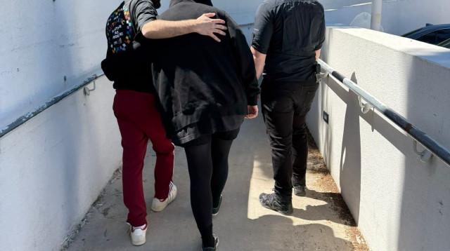 הדיירים בדרך למלון (צילום: רשת 13)