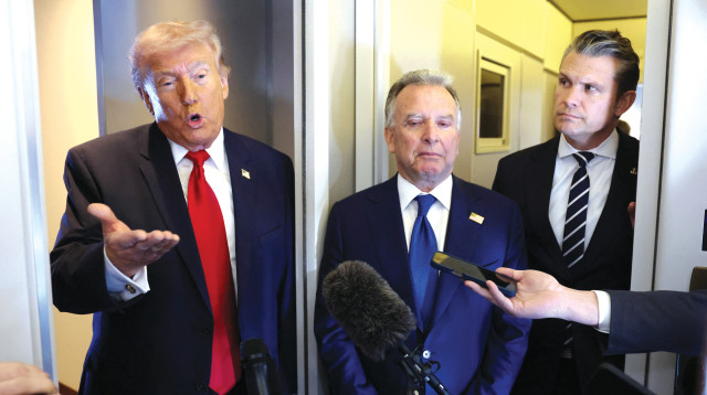 פיט הגסת' סטיב ויטקוף ודונלד טראמפ - מרץ 2026  (צילום: רויטרס)