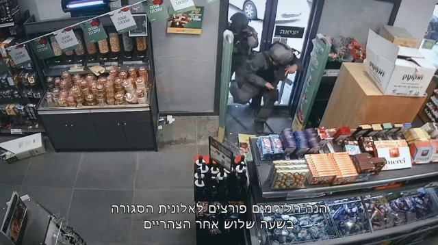 הלוחמים פורצים לתחנת הדלק בכפר עזה ב-7 באוקטובר 2023, מתוך "עובדה" (צילום: צילום מסך מתוך "עובדה", קשת 12)