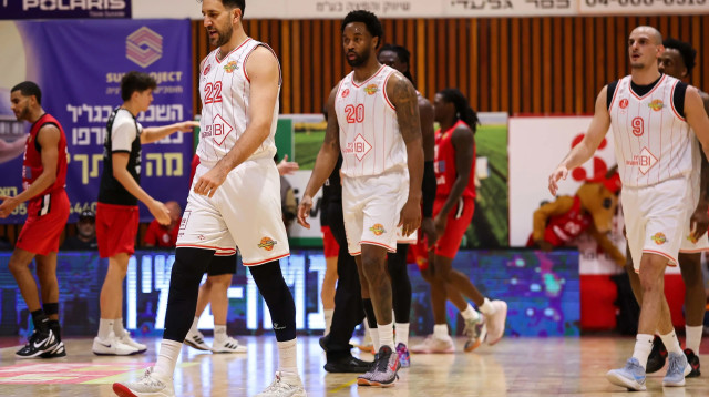 מיציץ' ושחקני הפועל תל אביב מאוכזבים (צילום: מאור אלקסלסי)