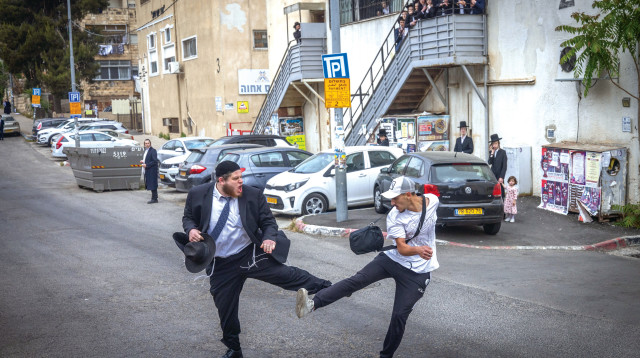חילוני ודתי מתעמתים מחוץ ללשכת הגיוס בירושלים (צילום: חיים גולדברג פלאש 90)