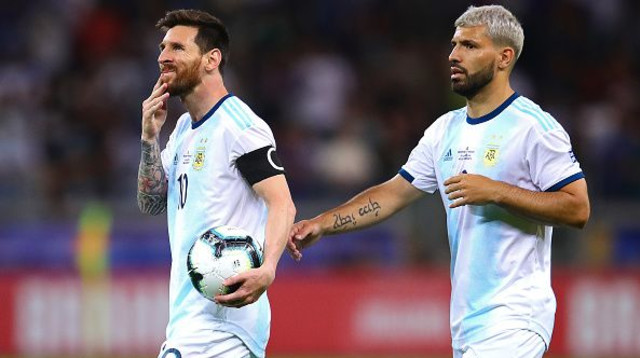 ליאו מסי וסרחיו אגוארו במדי נבחרת ארגנטינה (צילום: Getty images)
