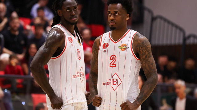 כריס ג'ימס, ג'ונתן מוטלי, הפועל תל אביב (צילום: מאור אלקסלסי)