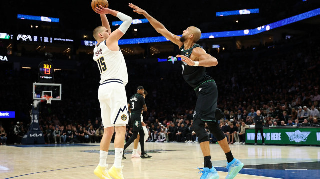 ניקולה יוקיץ' שחקן דנבר מול רודי גובר שחקן מינסוטה (צילום: GettyImages)