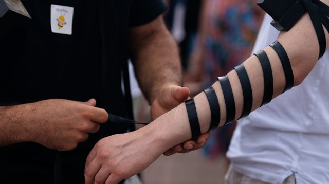 אדם מניח תפילין (צילום: Gettyimages)