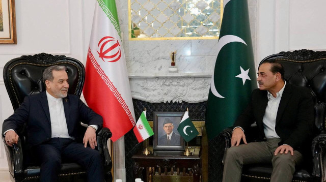 עבאס עראקצ'י ומפקד צבא פקיסטן פילדמרשל עאסם מוניר, באיסלאמבד (צילום: רויטרס)