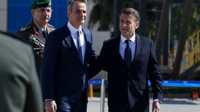 עמנואל מקרון וראש ממשלת יוון ראש הממשלה קיריאקוס מיצוטקיס (צילום: רויטרס)