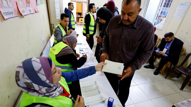 פלסטינים מצביעים בבחירות המקומיות בדיר אל-בלח, 25.04.26 (צילום: רויטרס)