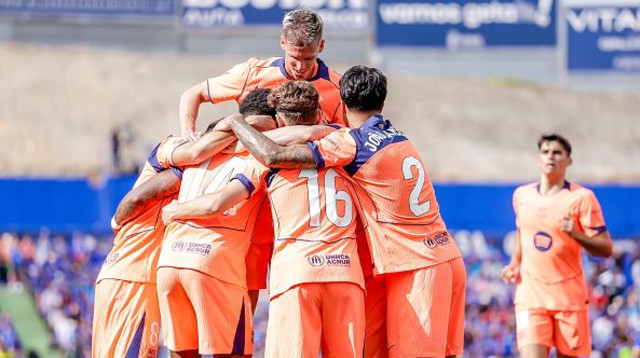 שחקני ברצלונה חוגגים מול חטאפה (צילום: Soccrates Images)