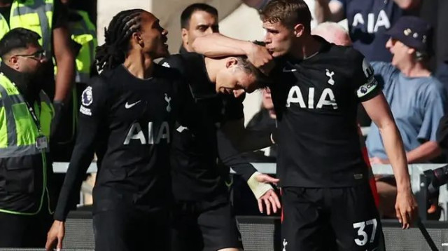 מאוחר מדי? שחקני טוטנהאם (צילום: רויטרס)