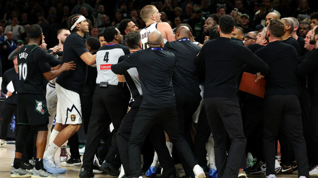 תגרה בסיום המשחק בין דנבר למינסוטה (צילום: GettyImages)