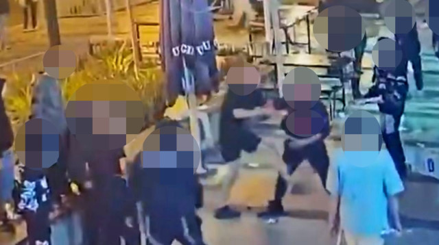 זירת הרצח בפתח תקווה: בני (ימנו) זלקה נאבק מול הנערים (צילום: מסך)