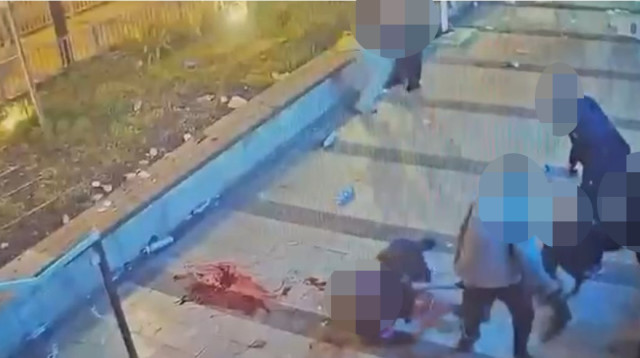 זירת הרצח בפתח תקווה: בני (ימנו) זלקא נאבק מול הנערים (צילום: מסך)