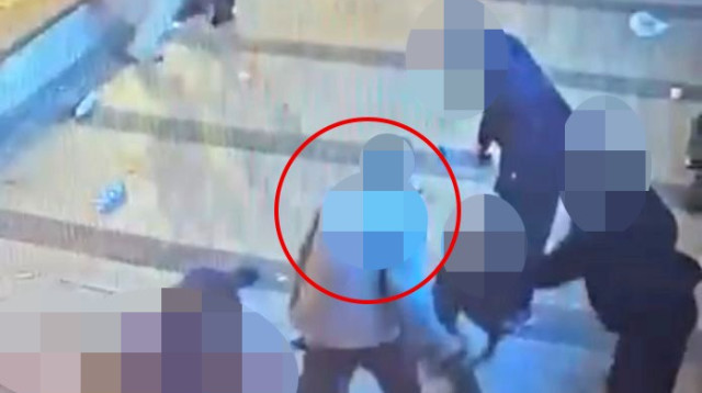 הנער שניסה להיאבק בנערים שתקפו את ימנו זלקה ז"ל (צילום: צילום מסך,מצלמות אבטחה)