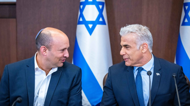 יאיר לפיד ונפתלי בנט (צילום: פלאש 90,אוליביה פיטוסי)