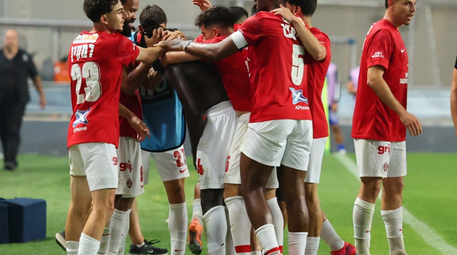 שחקני הפועל תל אביב חוגגים (צילום: אודי ציטיאט)