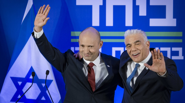 יאיר לפיד ונפתלי בנט (צילום: חיים גולדברג, פלאש 90)