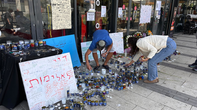 אנדרטה לזכרו של ימנו זלקה ז"ל מחוץ לפיצרייה בה עבד ונרצח (צילום: אבשלום ששוני)