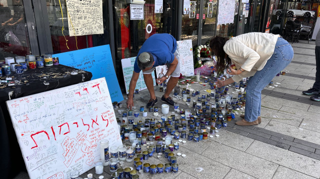 פינת זיכרון עבור ימנו בנימין זלקה ז"ל בסניף "פיצה האט" בפתח תקווה בו עבד (צילום: אבשלום ששוני)