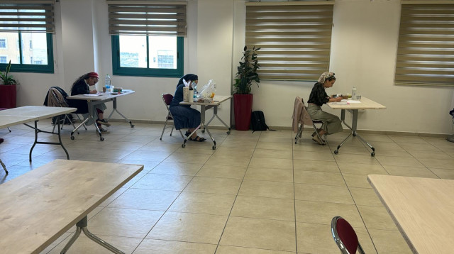 הנשים במהלך הבחינה (צילום: יחצ עתים)